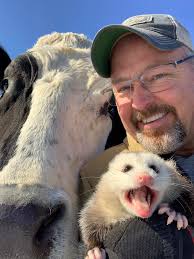 Benji the opossum recently had a sweet visitor who shared a lot of love for  opossums. 🐾 Alex came from North Carolina and met Benji during our Opossum  Animal Connection Experience. Listen