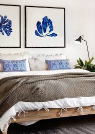 Neutral Bedroom With A Pop Of Blue In The Art And Pillows Goruntuler Ile Yatak Odasi Dekorasyon Fikirleri Ic Tasarim Home Deco