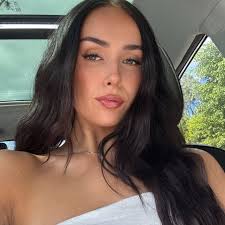 Jasmine Everett's Instagram, Twitter & Facebook