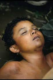 HAFAKELY,MANIRY HO ALIKA Lehilahy iray Britanika antsoina hoe TOM no  nisafidy hiaina toy ny alika 32 taona ny tenany ary nisafidy hiaina toy ny  fomba fainan'ny alika izy Manana fieritreretana toy ny