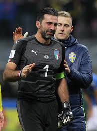 Gigi buffon promuove così federico bernardeschi, finito nei radar della sua juventus, che vorrebbe portarlo a torino. Gianluigi Buffon Tearfully Retires From International Duty After Italy Fail To Qualify For World Cup 2018