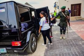 Über 7 millionen englischsprachige bücher. See Rev Lucy Natasha Rubbing Shoulders With Nollywood Stars Daily Active