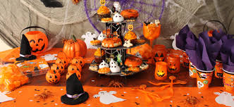 Décoration halloween extérieur a fabriquer, porte noire, pots de fleurs et citrouilles décoratives et potirons decoratives, motif crâne papier, couronne de fleurs en tissu avec crane. Idees De Decoration Pour Halloween A Faire Soi Meme Idees De Fetes
