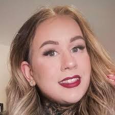 Lauren Petrie's Instagram, Twitter & Facebook