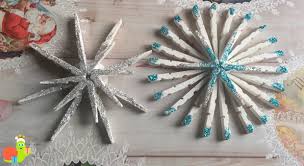 • des pinces à linge en bois et en plastique • des petites pinces à linge décoratives • du papier blanc. Flocon De Neige En Pinces A Linge