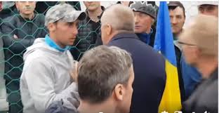Liviu dragnea apelează la un executor judecătoresc pentru a fi trimis din nou la muncă în penitenciar. Video TanÄƒrul Care A Avut Curaj SÄƒ L Sfideze Pe Dragnea Atacat Violent De Un Primar Psd BÄƒi NenorociÈ›ilor Nu VÄƒ E RuÈ™ine