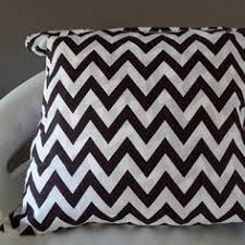 Triangle rose, ballon rose doré, chic et moderne, hexagone rose doré, it's a girl, rayure verticale rose blanc, losange bleu doré, abstrait bleu rose, point noir café, rayure oblique rose, rayure horizontale. Housse De Coussin 30x30 Cm Noir Et Blanc Par Carole28