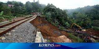 Seorang ayah yang memiliki sebuah pabrik sosis, sedang berusaha menarik hati anaknya yang sombong. Jalur Kereta Lumpuh Ini Angkutan Alternatif Menuju Sukabumi Halaman All Kompas Com
