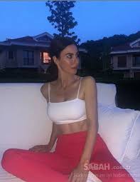 Ünlü komedyen cem yılmaz'dan ayrıldıktan sonra magazin gündeminden düşmeyen defne samyeli, radyocu kadir çetin'. 48 Yasindaki Defne Samyeli Estetiksiz Mi Magazin Haberleri