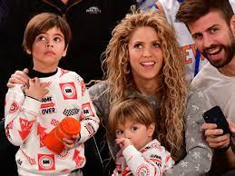 La portada del disco 'pies descalzos' de shakira (1995) // shakira nada que ver con el pelo que lleva ahora: Gerard Pique Und Shakira Kinder So Gross Sind Ihre Sohne Schon