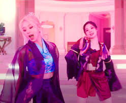 On the may 11 broadcast of the travel variety show, the maknae (youngest member) line of. Jyp Entertainment Apologizes For Dahyun And Chaeyoung S Outfits Korebu Com En