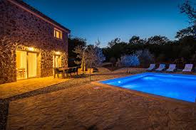 Insel Krk Steinvilla Mit Pool Nah Am Sandstrand In 2020 Ferienhaus Krk Ferienhaus Kroatien Landhaus Am Meer