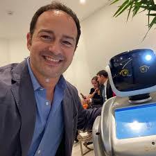 Loe Smith's Instagram, Twitter & Facebook