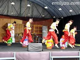 Program ini bertujuan untuk mengangkat persembahan kesenian tradisional dan autentik di negeri perak dengan mengihmpunkan kesenian tradisional tarian dabus, tarian belotah , tarian lenggok, paluan rebana perak dan gambus padang changkat di mana kesemua kesenian ini mulai pudar ditelan zaman. Perak Folk Dances From Emily To You