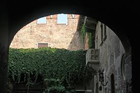 E, ancora, l'atmosfera unica di piazza brà, la famosa arena di verona, il ponte scaligero, i portici. Casa Di Giulietta A Verona Cosa Vedere A Verona Fulltravel It Magazine Di Viaggi