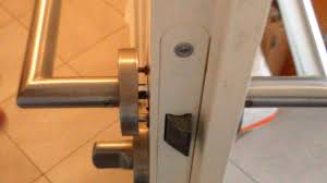 => <= méthode de maçon, avec une truelle à bout rond, on passe entre le panneau de porte. Comment Resserrer Une Poignee De Porte Branlante Youtube
