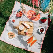 Zeit Fur Ein Picknick Im Park Mit Freunden Schnell Die Decke Ausgebreitet Dann Konnen Die Kostlichkeiten Auch Sommer Picknick Leckere Rezepte Ich Liebe Kase
