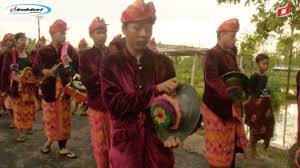 Rara juga terlihat seksi dengan celana hitam ketat dan baju hijau muda tanpa lengan yang berdada agak rendah. Pakaian Adat Suku Sasak Lombok Nusa Tenggara Barat