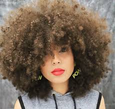 Les coiffures bob sont tellement tendance que vous ne regretterez jamais de l'avoir choisie. Coiffure Cheveux Court Femme Metisse
