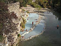 A bagni di lucca, che offre agli ospiti un'ampia scelta tra case vacanza, hotels, bed and breakfast, ristoranti ed agriturismi, oltre alle terme, si ha la possibilità di godere della bellezza naturale dell'orrido di butri, uno dei canyon più grandi d'italia e di quelle monumentali, tra cui ricordiamo villa ada. Termeitaliane Com Terme Libere Di Petriolo Sorgenti Calde Paesaggi Italia