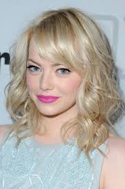 This vintage ponytail look is very simple to recreate and it works. Emma Stone Cute Medium Curly Hairstyle With Bangs Hairstyles Weekly