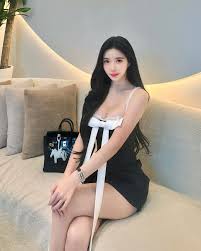 dj amber na nude latex look