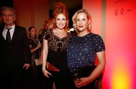 Uno di loro rivela che lecca sempre la pietra pomice e quando è bella e bagnata, dopo ci strofina sempre i piedi sopra, l'altro gli ha raspato i piedi durante la partita tedesca contro l'italia (em 2016) perché era molto divertente. Ohne Selfie Geht Es Nicht So Werben Olli Schulz Links Und Jan Bohmermann Fur Ihre Sendung Stuttgarter Zeitung