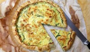La felice combinazione tra il salmone affumicato e il formaggio groviera, due ingredienti dal sapore decisamente intenso, è perfettamente smorzata dalla crema di uova e panna che rende il ripieno particolarmente morbido e goloso. Torta Salata Zucchine E Salmone Da Leccarsi Le Dita