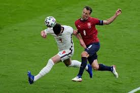 Fotbalul este un sport de echipă ce se dispută între două echipe alcătuite din 11 jucători fiecare. Euro 2021 Polemika O Daridovi Ma Nastoupit I Kdyz Fotbal Nudi Ne Sance Pro Baraka Isport Cz