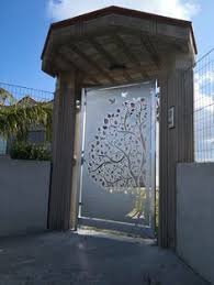 Sulla piazza dove per anni ebbe luogo la vendita di attrezzi agricoli e opere in ferro battuto si affaccia anche palazzo spada. 8 Idee Su Cancelli Disegno Albero Della Vita Cancelli Albero Della Vita Recinzioni