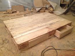 Sägen sie als erstes eine latte auf die passende höhe für den korpus der schublade zu. Palettentisch Beistelltisch Couchtisch Aus Europaletten Selber Bauen Palettenbett Und Palettenmobel Palettenbett Und Palettenmobel