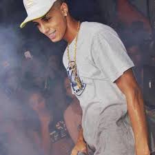 Iniciou sua carreira na música em 2008, com o lançamento da canção origem, mas alcançou o primeiro reconhecimento apenas aos dezoito anos, em 2012. Mc Livinho Joga O Butico By Matheussimoes