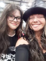 Mother and daughter attend favorite artist's concert together