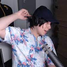 Quackity Wearing A Cap On His Stream Sort Of Hair Reveal In 2021 Mc Video Minecraft Funny Dream Team