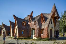 Just peek at a couple of pictures and you'll want to see this place for yourself (especially since you'll find all the. Castelul De Lut Valea Zanelor Un Loc Desprins Din Basme RomaneÈ™ti