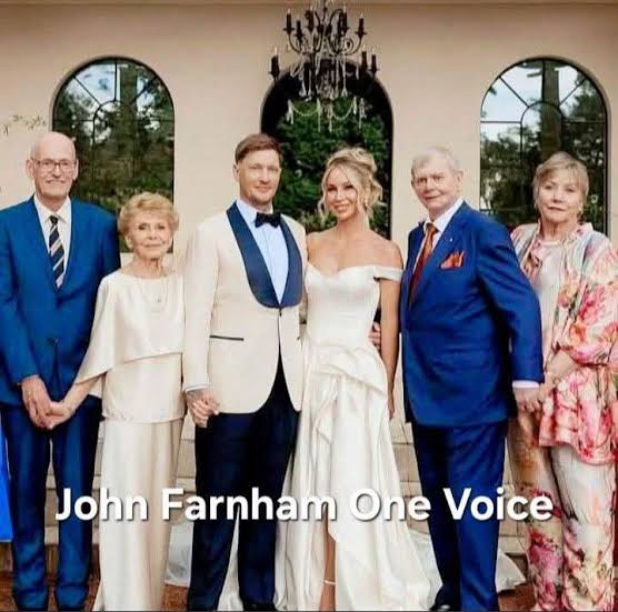 Australian music icon attends son's wedding