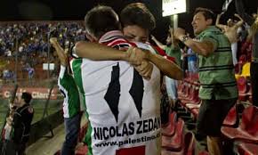 Latest palestino news from goal.com, including transfer updates, rumours, results, scores and player interviews. Chile S Gaza Sympathisers Rally Behind Palestinian Football Colours Chile The Guardian