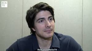 The world. ingram is the third boyfriend of ramona flowers (mary elizabeth winstead) who has special vegan psychic powers and also plays bass in clash at demonhead who is fronted by brie larson 's character envy adams. Brandon Routh Interview Superman Scott Pilgrim Collectormania 2012 Youtube