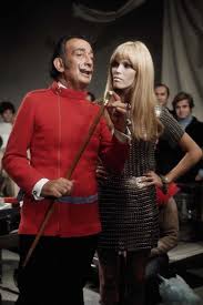 Изучайте релизы amanda lear на discogs. Dali Et Amanda Promotionnent Une Robe En Metal De Paco Rabanne Le 12 Novembre 1967 Depuis Dali Par Amanda Lear Salvador Dali Dali Amanda