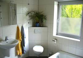 Somit hält diese auch in einem badezimmer sicher und fest. Sichtschutzfolie Fur Badezimmer Interessante Ideen Archzine