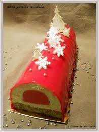 Un Beau Mariage Que La Framboise Et La Pistache Voila Une Nouvelle Buche Toute De Rouge Vetue Ingr Buche De Noel Buche De Noel Framboise Pistache Dessert Noel
