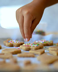 Biscotti semplicissimi e friabili, realizzati con semplici ingredienti e decorati con codette sgargianti e granelle croccanti, perfetti per i bambini. Biscotti Integrali Con Codette Colorate Gabila Gerardi