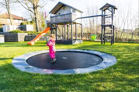 Rechteckige trampoline sind platzsparender, da sie sich auch in eine ecke des gartens stellen lassen. Spielplatz Im Garten 5 Grunde Fur Ein Inground Trampolin Familiethimm De
