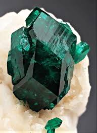 R Geologyporn Enchanting Emerald Green Dioptase Crystals On Calcite From Namibia In 2020 Crystals And Gemstones Crystal Aesthetic Crystals