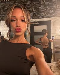 Savannah Hart's Instagram, Twitter & Facebook