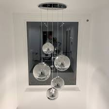 Schwebende Leichtigkeit In Der Galerie In 2020 Treppenhaus Beleuchtung Treppe Haus Lampen