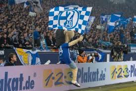 Man muss auch mal lachen können. Maskottchen Erwin Archive Buzz04 Schalke 04 News
