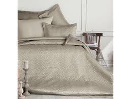 Farklı boyut seçenekleri kullanıcılara sunulur. Mat Saten Pinsonic Cift Kisilik Yatak Ortusu Seti Toprak Madame Coco