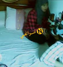 تجسس بكاميرا موبايل على ست بيت مصرية خارجه من الحمام عريانه تنشف لحمها  بالفوطة بس جوزها مخبى التليفون و يسجل لها فيديو - سكس الظلام