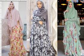 Buat temen temen yang mengalami kesulitan bagaimana caranya memotong gamis atau long dress bagian bawah supaya rata hasilnya, berikut saya sajikan tips nya. 10 Inspirasi Busana Muslim Rancangan Indra Bruggman Ada Gamis